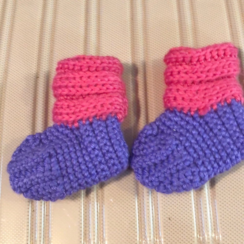 🏵New handmade crocheted baby girl “slouch” booties 3 mos